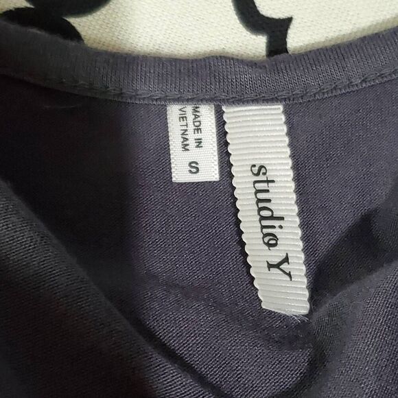 Studio Y Maurices Small Gray Sequin Front Top - Picture 4 of 6